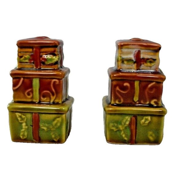 Stacked Presents Ceramic Salt and Pepper Set (Christmas/Holidays) - Picture 2 of 6
